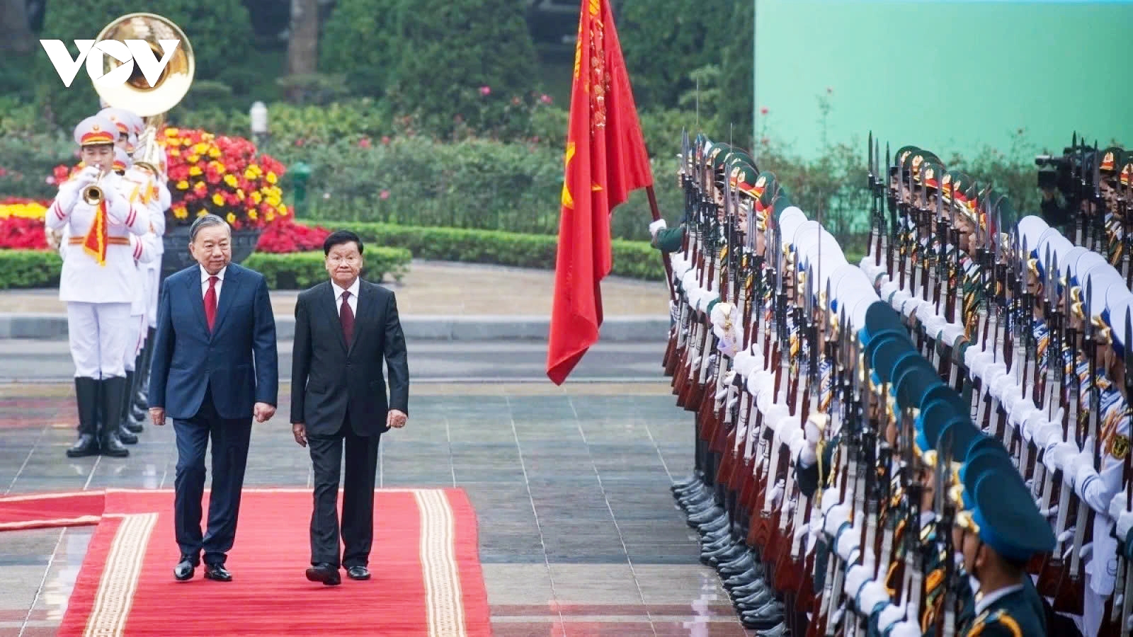 Top Lao leader Thongloun Sisoulith warmly welcomed in Hanoi on State visit